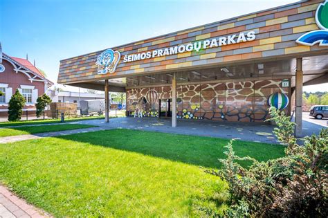 Vaikai smagiai leidžia laiką vandens parke