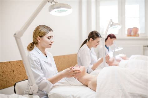 Studentai praktikuojasi su medicininiais treniruokliais