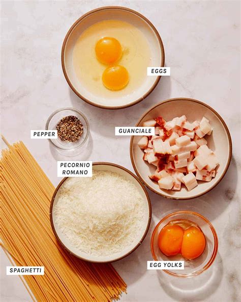 virtuvės reikmenys ir ingredientai ryžiams su kiaušiniais