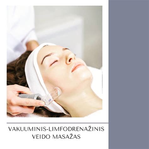 Nuotrauka: nėščia moteris, rūpestingai atliekanti veido masažą