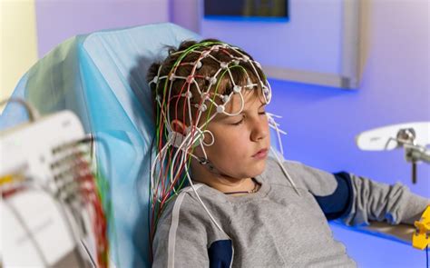 Infografika, vaizduojanti EEG aparato veikimo principą