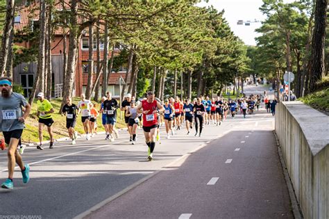 Nuotrauka su daug bėgikų Nidos pusės maratono metu