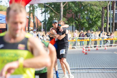 Nuotrauka su apdovanojimų ceremonija Nidos pusės maratono metu