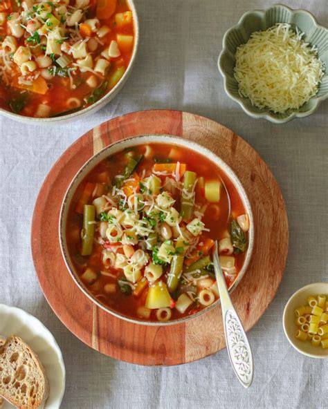 Įvairūs daržovių ir makaronų derinukai sriubai