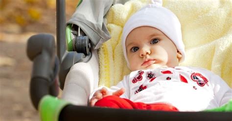 vaikas vežimėlyje vasara