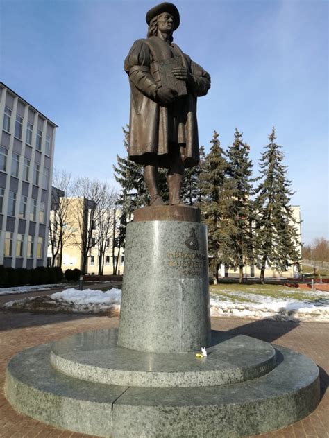 Paminklas Abraomui Kulviečiui Jonavoje (skulpt. Konstantinas Bogdanas ir Mindaugas Šnipas)