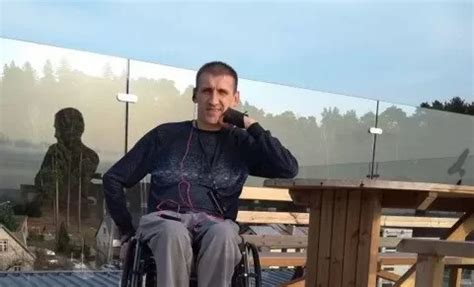 Neįgalus jaunuolis su globėja