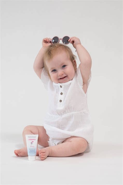 Nuotrauka kūdikio su atopiniu dermatitu ant skruostų