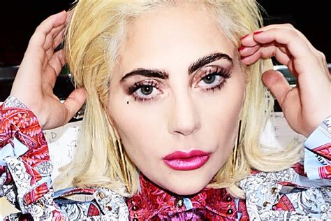 Lady Gaga be makiažo filmo scenoje