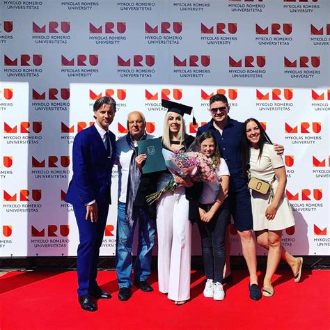 Liepa Norkevičienė su bakalauro diplomu