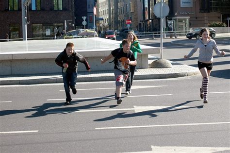 Vaikai su atšvaitais gatvėje