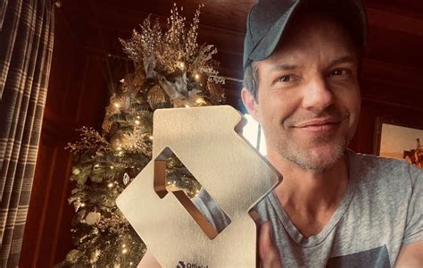 Pink ir Brandon Flowers