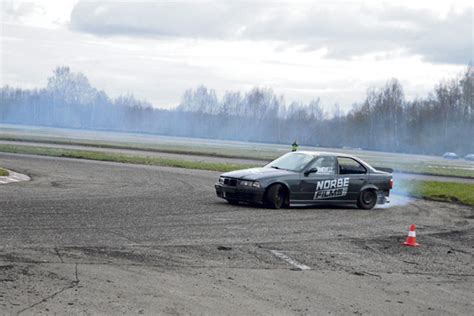 Lenktynininkų automobiliai prie starto linijos