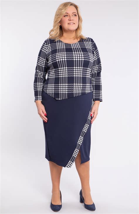 mergaitė su rožine suknele ir berniukas su mėlynu kombinezonu