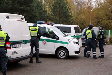 Policijos pareigūnai bendrauja su gyventojais