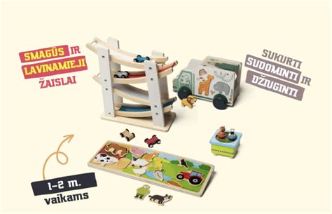 vaikai tvarkantys žaislus dėžėse