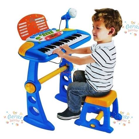 vaikas su pianinu ir mikrofonu