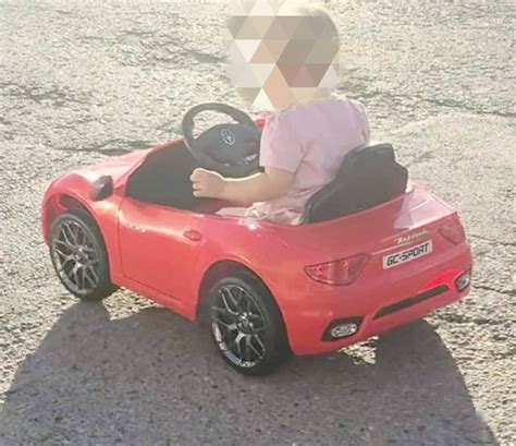Vaikas vairuoja vaikišką elektromobilį