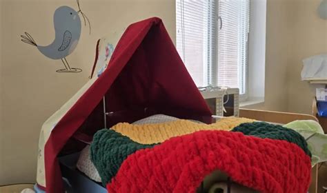 naujagimis susuktas į trispalvį pledą