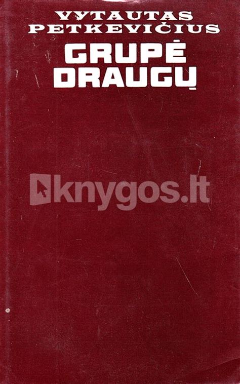 Draugų grupė, einanti kartu per lauką