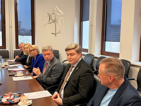 Infografika, iliustruojanti socialinių paslaugų finansavimo modelį Lietuvoje, nurodant valstybės, savivaldybių ir gyventojų indėlį.