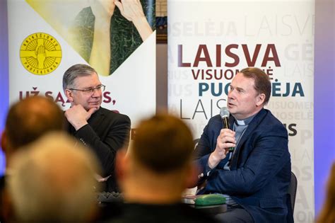 Jauni žmonės, simbolizuojantys laisvę ir maištą