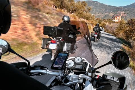 vaikai su moto pirštinėmis ant motociklo