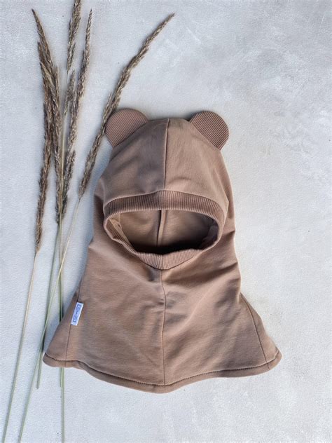 Gražus mergaitės šalmukas su ausytėmis