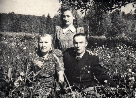 Vaikai prie paminklo