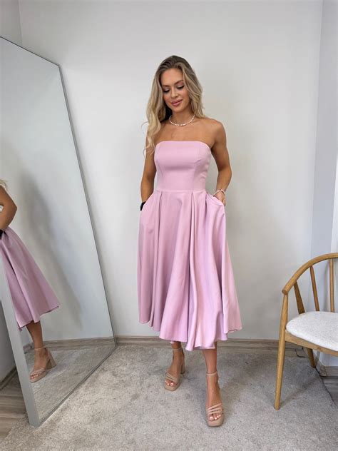 Puošni rožinė suknelė su gėlėmis