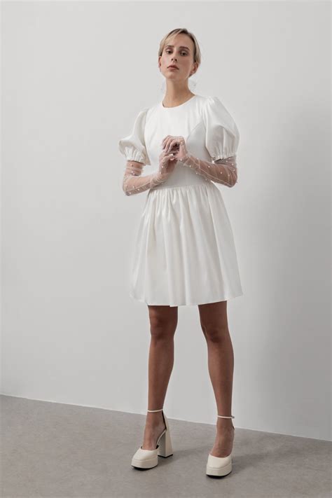 Balta suknelė su pūstomis rankovėmis ir tiuliniu sijonu