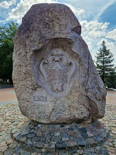 Paminklinis akmuo Eduardo Balsio skvere Vilniuje