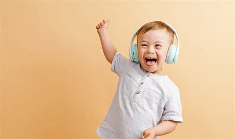 vaikas su muzikos instrumentu