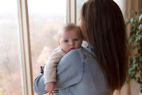 mama su kūdikiu ir psichologas