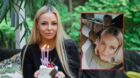 Žmonės linksmai švenčia gimtadienį