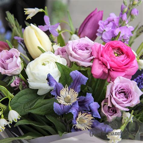 Pavasarinių gėlių puokštė Velykų stalui