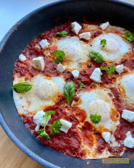 Kepti kiaušiniai su pomidorais ir lapiniais kopūstais orkaitėje