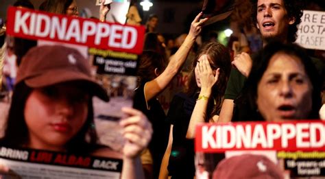 Gyventojai bendrauja vaizdo skambučiu su artimaisiais