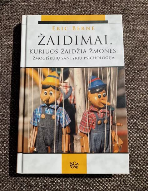 Žmonės žaidžia stalo žaidimus