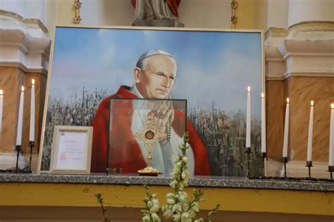 Šv. Popiežiaus Jono Pauliaus II relikvijorius Kurtuvėnų bažnyčioje