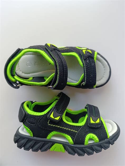 Uždaro tipo basutės su neslystančiu padu ir odiniu vidpadžiu