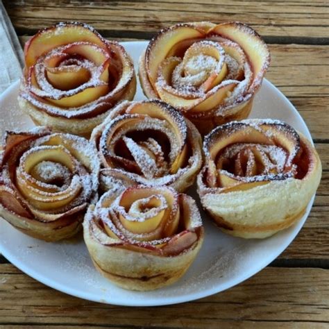 Sluoksniuotos tešlos obuolių pyragas