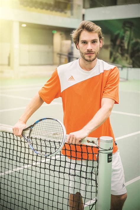 Simas Kučas žaidžiantis tenisą