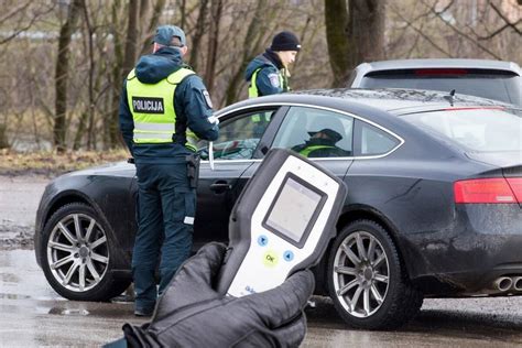 Avarijos su briedžiu sukeltos žalos automobilis