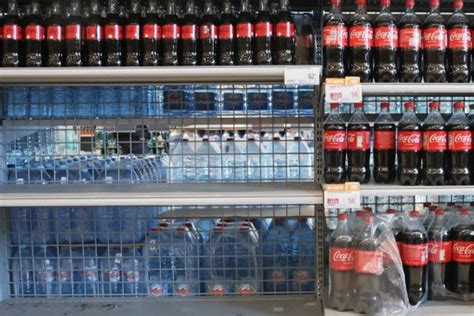 Nealkoholiniai gėrimai parduotuvių lentynose