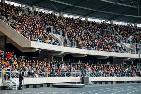 Stadionas su daug žiūrovų