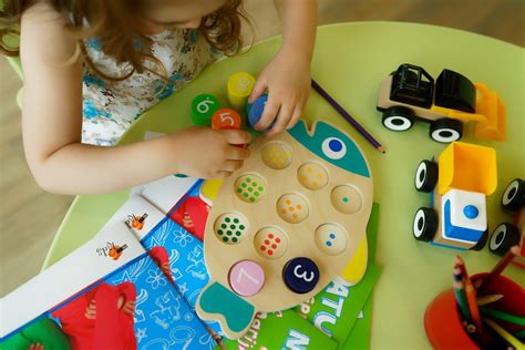 Vaikai žaidžiantys su Montessori priemonėmis