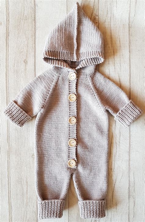 Kombinezonas naujagimiui mezgimo pavyzdys