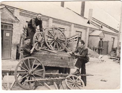 Fabriko sirena ir darbininkai einantys į darbą