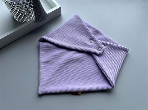 vaikas su saugia kaklaskare su atsegamomis spaudėmis